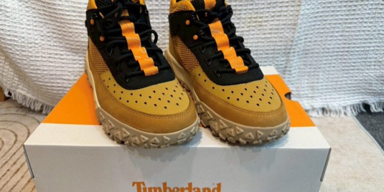 最頂機能鞋是它 上班族猛讚久走不累「雨天超防水」全網讚：穿過回不去