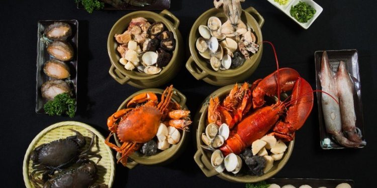 嘉義西區海鮮餐廳 生米慢熬活體紅蟳砂鍋粥 百元起享受濃鮮海味