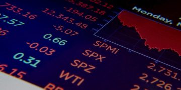 主動 vs 被動！009816靠「不配息再投入」強勢站穩發行價…00993A收9.89元力拚解套