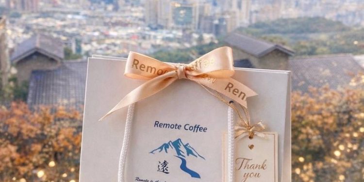 咖啡與藝術的相遇 遠咖啡攜手《媽媽的手》展覽談陪伴