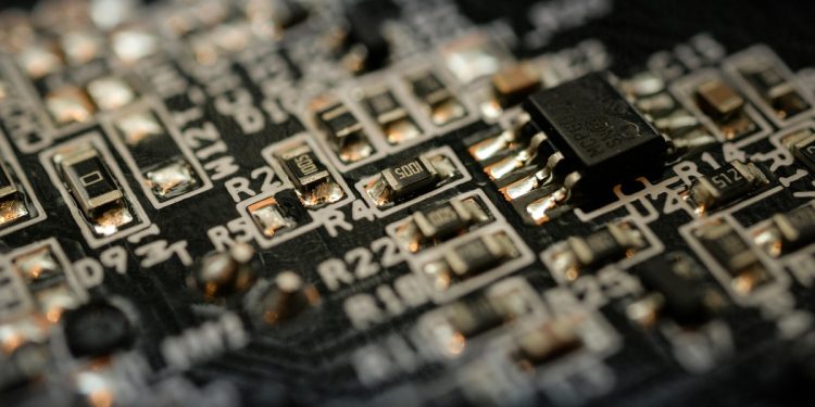 新韓投資證券調查：八成PB看好半導體與AI續旺