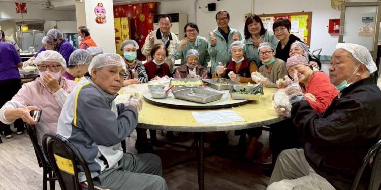 向善而動暖心送愛 清明連假製作400份潤餅關懷偏鄉老人