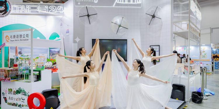 熊讚現身臺中旅展「臺北館」主打「春日低碳輕旅行」再推貓纜、兒樂一日票買一送一