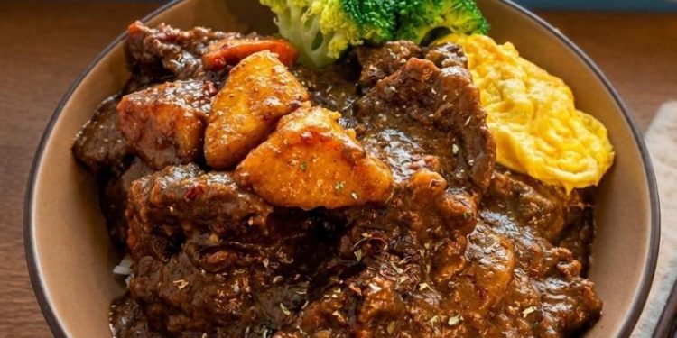 馬公美食店家 從紅燒海鮮烏龍麵到日式丼飯餐桌選擇