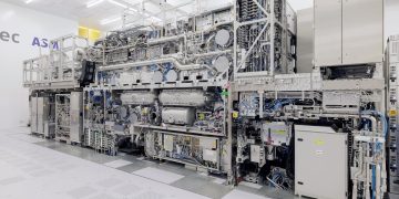 ASML對中國銷售減半 2026營收展望調升、AI晶片設備立大功