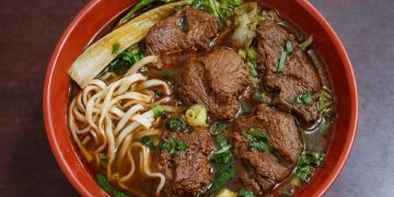 雲林崙背牛肉麵店的日常堅持：天然湯頭、自然甘甜的做法