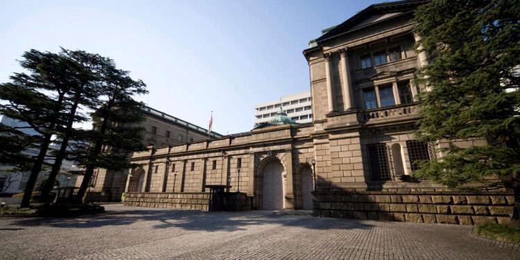 日圓逼近危險價位 日銀干預與升息抉擇進入關鍵時刻