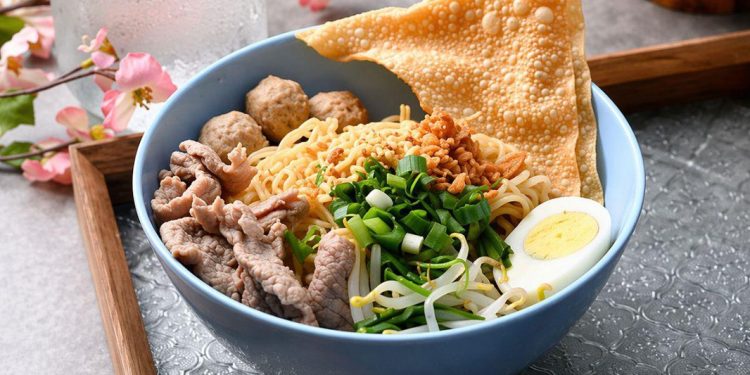 高雄三民區泰式料理：對父親的思念熬出人氣泰國船麵