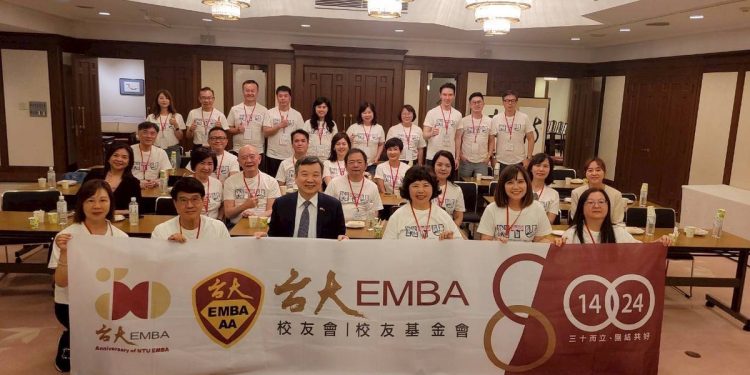 臺大EMBA拜會駐日代表處、早稻田到日本五大商社 跨域連結世界