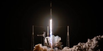 地面太陽能不夠看?馬斯克餵飽AI放大絕、擬直接上太空發電