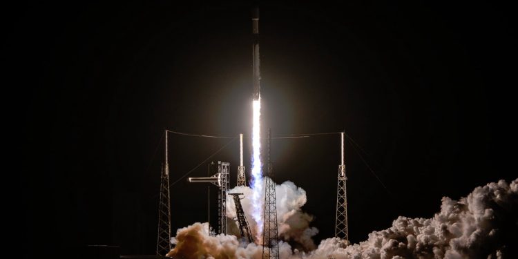 地面太陽能不夠看?馬斯克餵飽AI放大絕、擬直接上太空發電