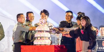 陸軍80週年音樂會 司令呂坤修偕軍民同慶點亮龍潭夜空