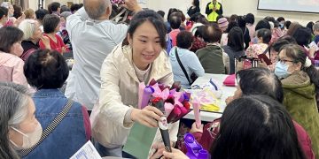 美女心理師高乃芸母親節送花獲力挺！蘇貞昌同台加持 深耕樹林拚40票之憾