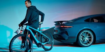向經典告別？保時捷收縮電動自行車、特斯拉告別旗艦車款
