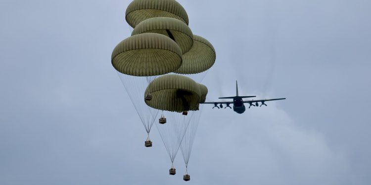 影／空降中心拂曉空投補給 C-130H投送傘花展現戰備量能