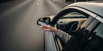 澳洲近七旬老婦車中棲身 網紅相助揭露隱形遊民危機