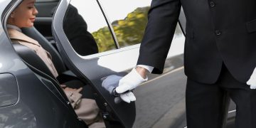 高雄商務接機口碑 專業司機舉牌服務 外賓接待準時且體面
