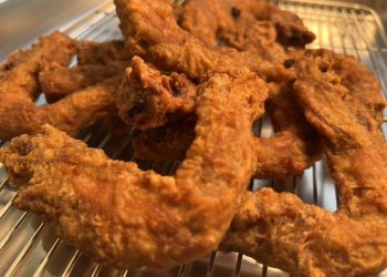 嘉義東區炸雞 雞腿腿排自家醃製 皮薄多汁又酥香