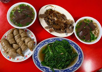 內行人來台東都吃這碗 大骨熬湯配手作米腸 銅板價爽吃滿桌黑白切