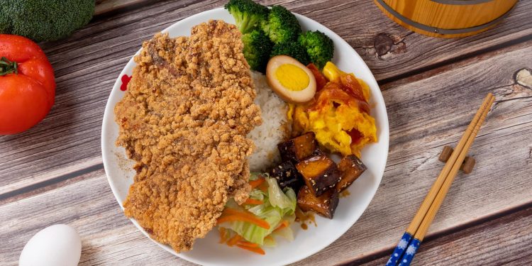新竹竹東便當推薦 椒麻雞腿、排骨飯到烤魚 百元上下好選擇