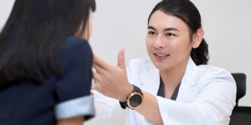 拍照總想找角度 尤詡鑫醫師解析雙下巴與下顎線鬆弛成因