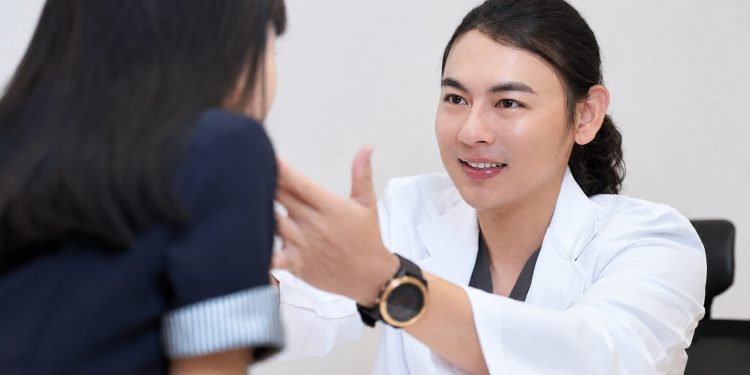 拍照總想找角度 尤詡鑫醫師解析雙下巴與下顎線鬆弛成因