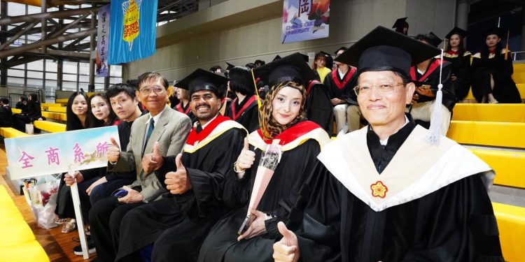 文化大學畢業典禮盛大舉行 國際學生齊聚見證青春里程碑