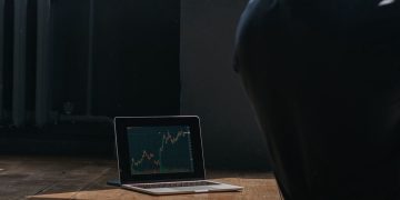 主動式ETF人機協作機制受關注 00407A掛牌前社群討論熱度升溫