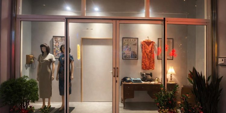 埔里特色餐酒館  旗袍門面藏海洋風酒吧 串燒與KTV一次滿足