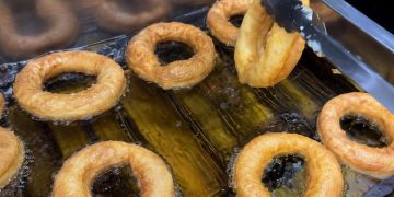 台南中西區現炸脆皮甜甜圈 大顆超滿足 灑粉淋醬多口味一次選