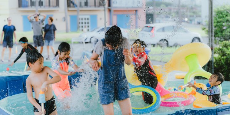 「港邊水槍大作戰」清涼登場親子同樂帶動花蓮觀光魚市人氣