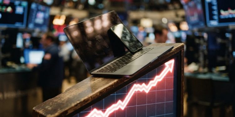 科技裝置漲價潮！專家籲 2027 年前暫緩購買筆電手機