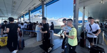 東港、小琉球暑假旅遊夯 賀禮翁攜手藍白航運送幸運扇