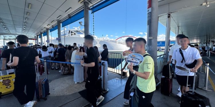 東港、小琉球暑假旅遊夯 賀禮翁攜手藍白航運送幸運扇