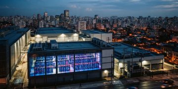 美國數據中心九成集中都會區：基礎設施與化石燃料遺產成主導因素