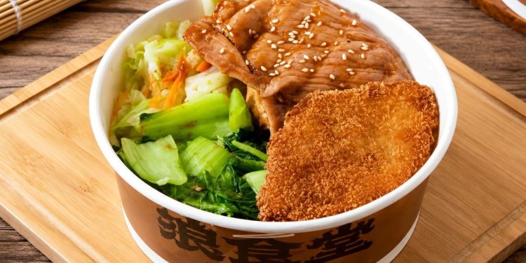 肉片刷上自製烤醬再經直火烤製 台中便當店從主菜到米飯打造烤肉飯特色