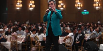 千人福音餐會點燃職場盼望 音樂人黃國倫生命見證引領逾百人決志