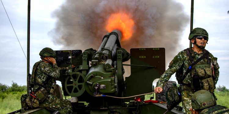 影／陸軍10軍團重砲射擊 「打了就跑」「科技練兵」持續作戰韌性