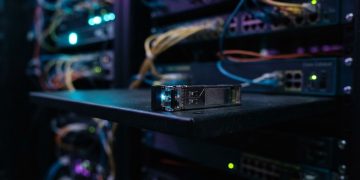 美FCC研擬限制中國光學收發器 市場憂恐影響AI資料中心供應鏈