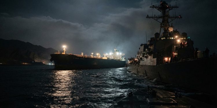 美海軍夜間護航油輪穿越荷莫茲海峽 確保關鍵石油運輸