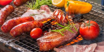 高雄岡山豬肉舖承接三代牧場經驗 返鄉接班串聯自產自銷、冷鏈運送與門市服務