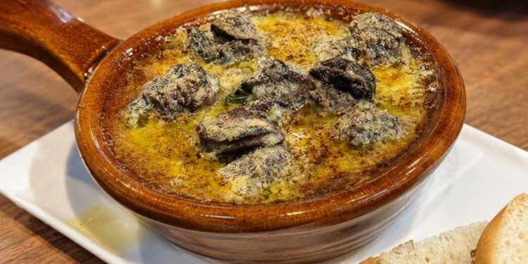 台中商業餐敘 燉、炸、烤經三道工序的德國豬腳  外皮酥脆、內部保有肉汁