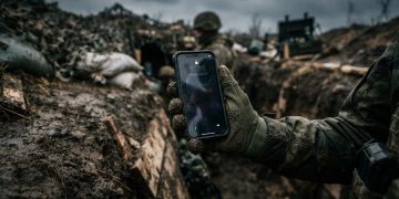 烏克蘭軍隊管制士兵智慧機 戰場安全與個人權益權衡