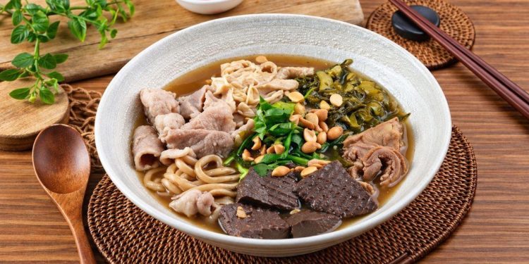 永和人氣川味小吃:牛肉、鴨血與滑順粉條 酸辣風味溫和不嗆