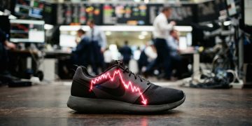 Nike 股價空頭部位創新高 市值從高峰腰斬面臨挑戰