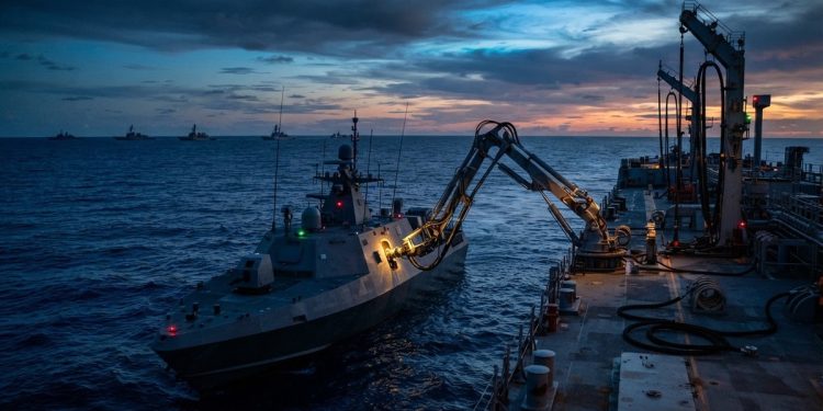 美國海軍測試無人船海上加油 強化遠程作戰能力