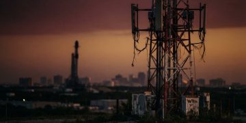 Verizon 股價昨日重挫 6%：SpaceX 搶頻譜與會計虧損雙重打擊