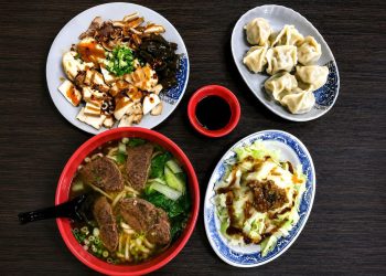 板橋大觀路牛肉麵飄香近50年 二代接手延續古早味  12小時紅燒湯頭陪伴在地三餐