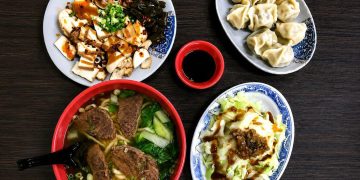 板橋大觀路牛肉麵飄香近50年 二代接手延續古早味  12小時紅燒湯頭陪伴在地三餐