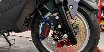 新市南科機車行從高中打工一路走到創業 明亮店面主打YAMAHA車款與日常車務